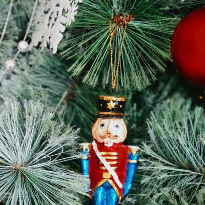 DIY Χιονισμένο Δέντρο με ακρυλικό σπρέι